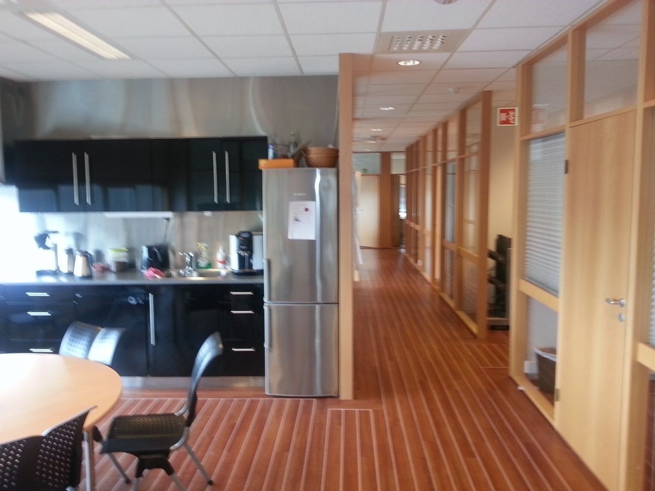 Felles kjøkken i kontoravdeling. Galleribilde