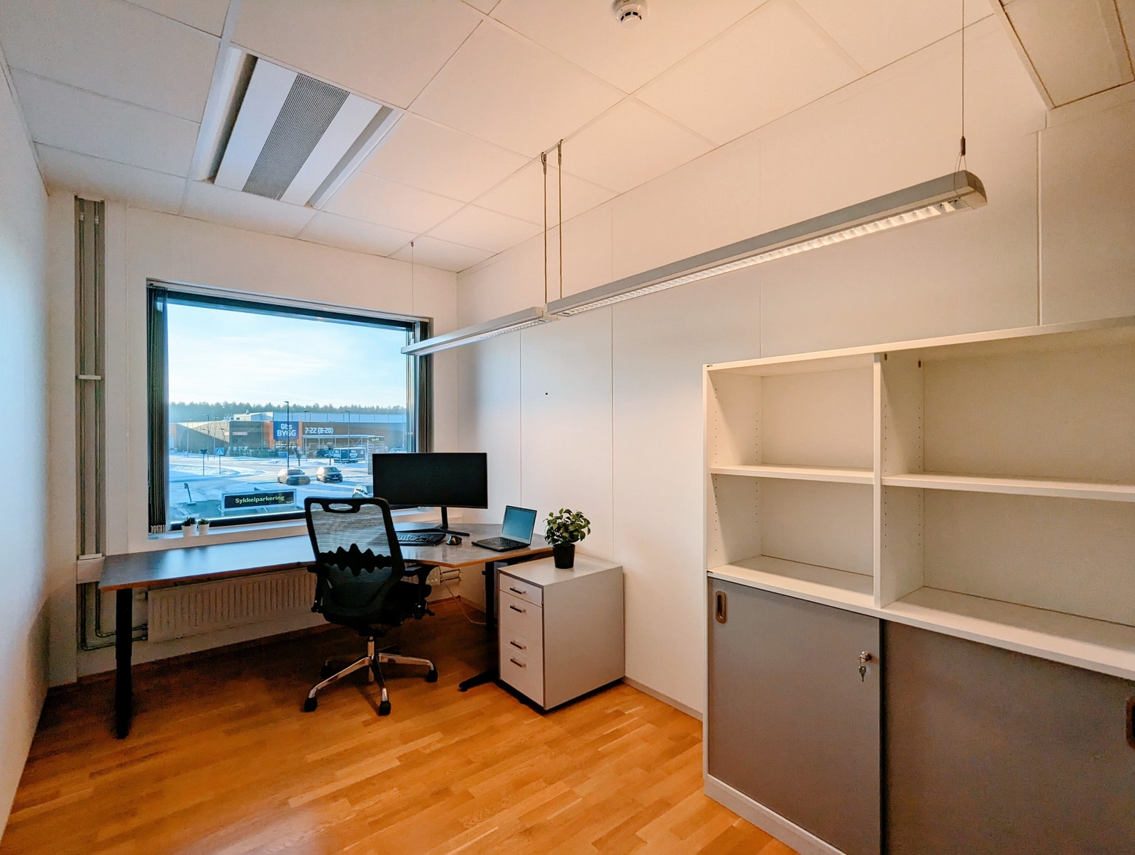 Kontortype 1 - Pent og lyst kontor med utsyn mot sør, som passer fint for både en og to kontorplasser. Rommet er på ca. 10,4m². (Det skal leies ut to slike kontorer). Galleribilde