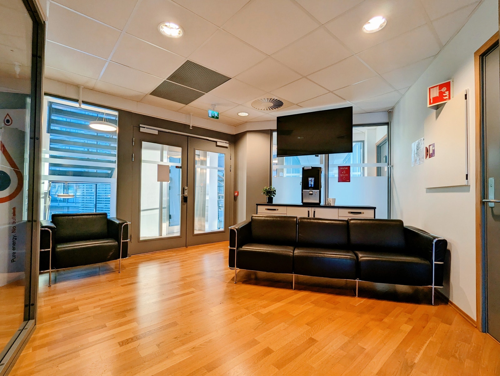 Funksjonell og hyggelig ventesone for besøkende. Galleribilde