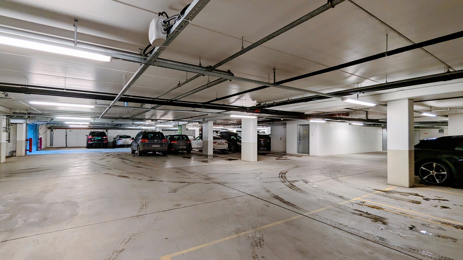 Det er muligheter for leie av parkeringsplasser i kjelleren. Galleribilde