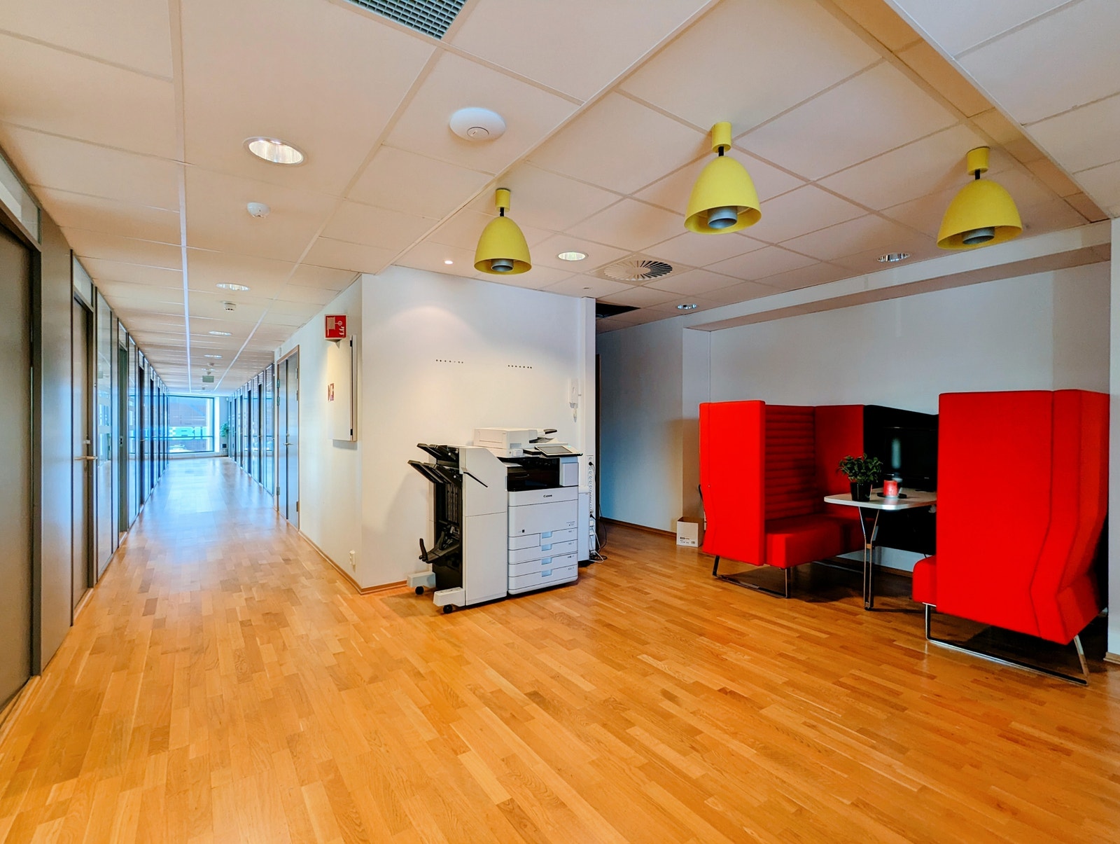 Lokalene fremstår som både lys og moderne. I fellesarealene er det også langt til rette for felles bruk av printer. Galleribilde