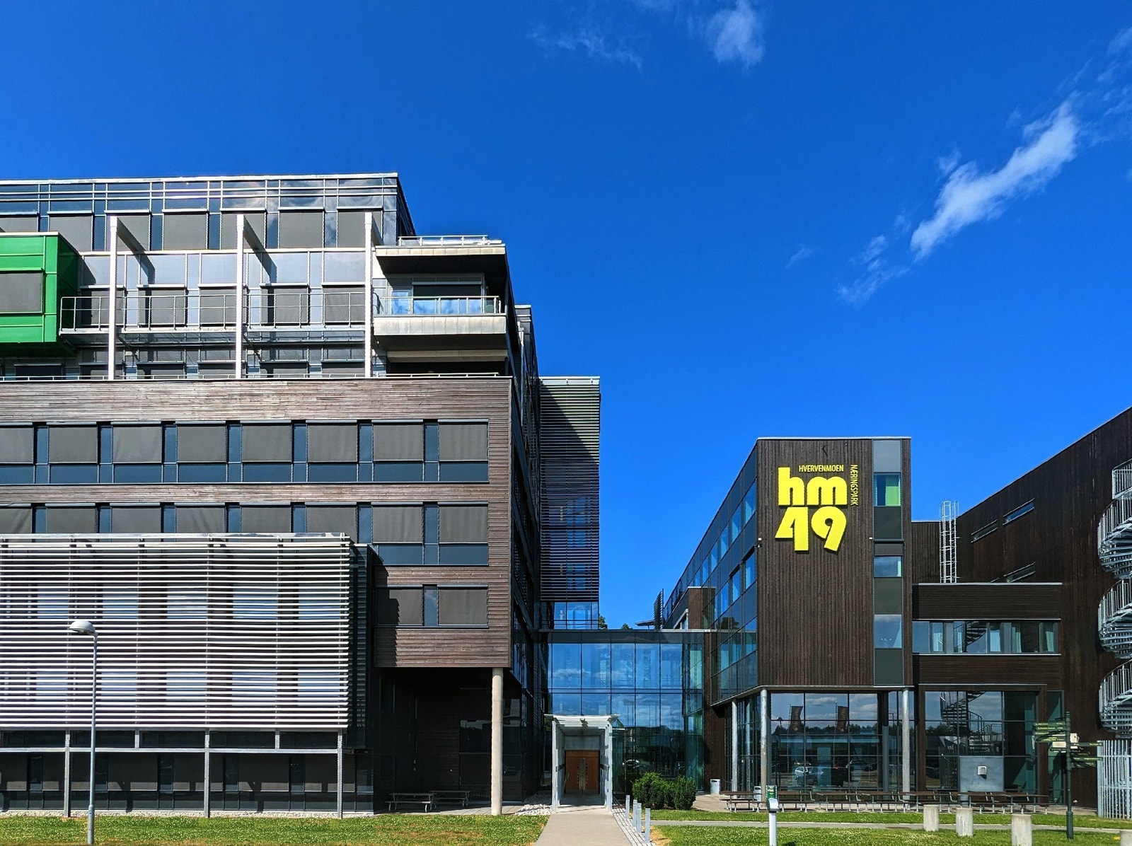 HM49 er et nyere kontorbygg fra 2012 og et av Ringerikes flotteste næringsbygg. Galleribilde