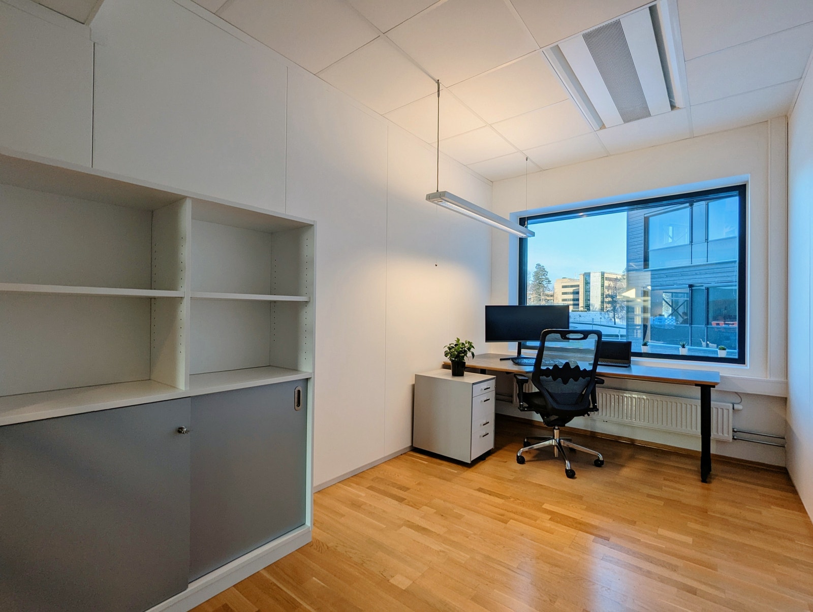 Kontortype 2 - Stilrent kontor med utsyn mot nord, som passer fint for både en og to kontorplasser. Rommet er på ca. 10,6m². (Det skal leies ut tre slike kontorer). Galleribilde