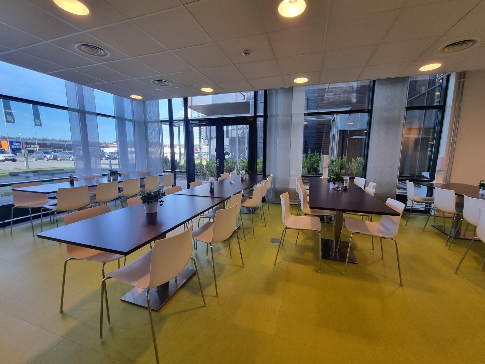 I kantinen har dere god plass til å samles for en sosial lunsj. Galleribilde