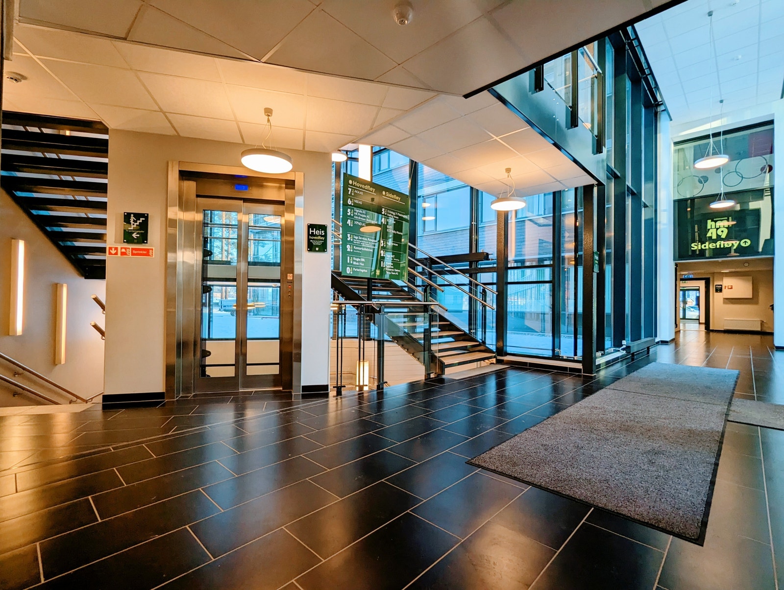 Lys og trivelig adkomst til bygget med heis og trappeoppgang. Galleribilde