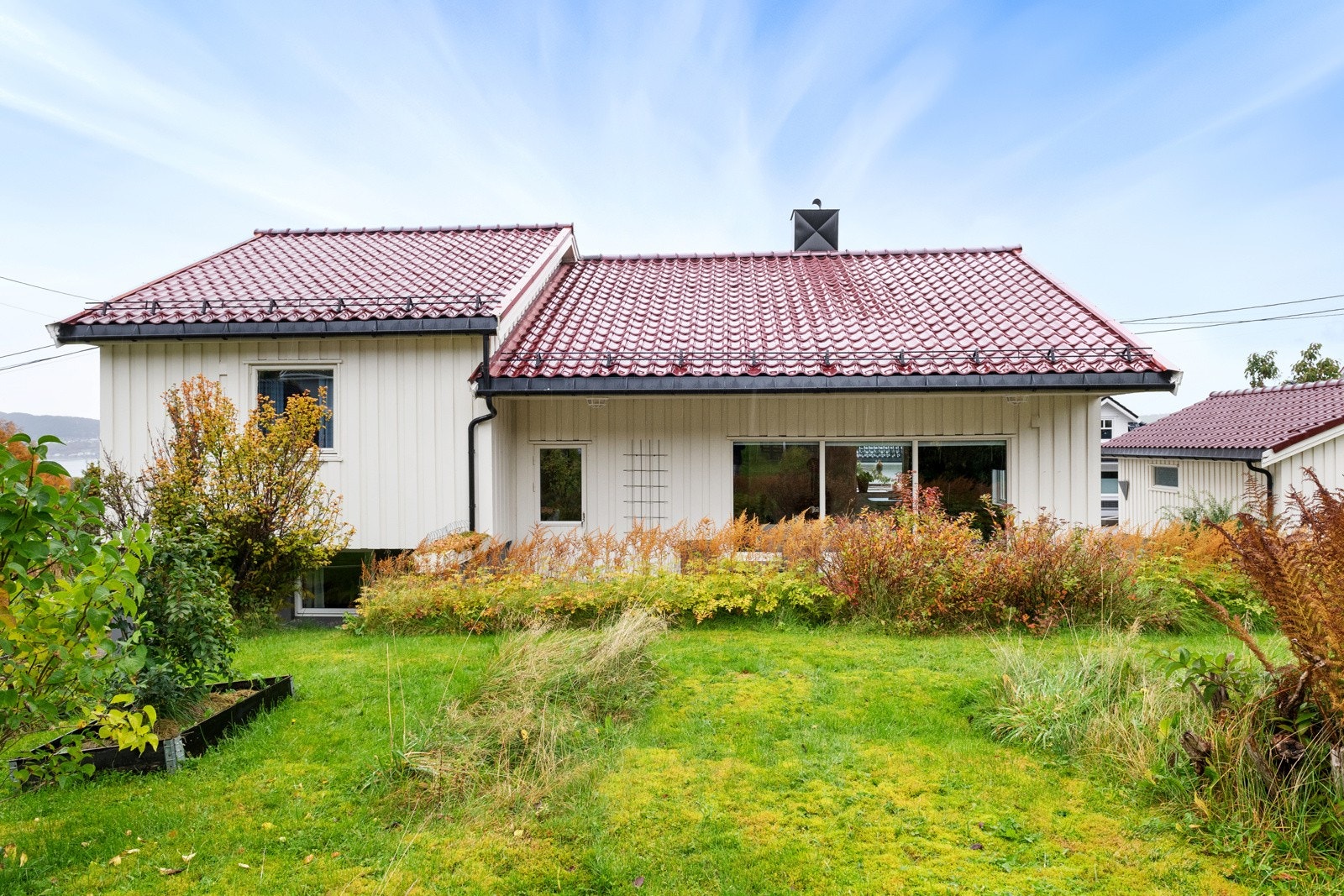 Fasadebilde syd, hollandsk, glassert pannestein og snøfanger på taket Galleribilde