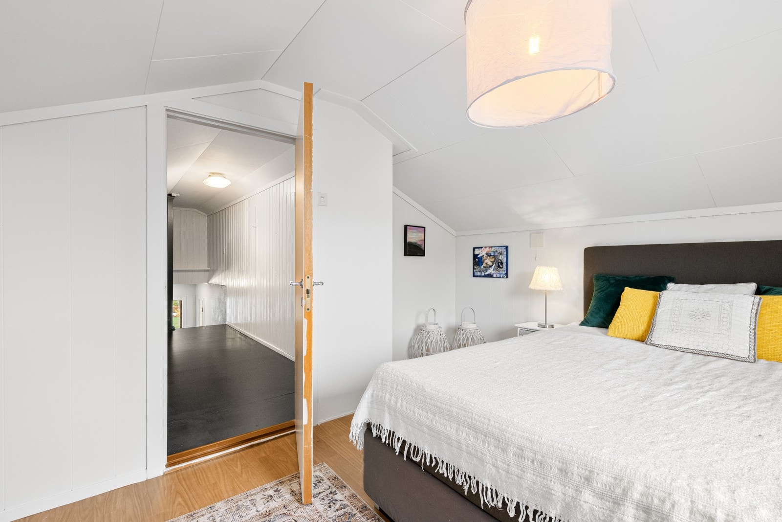 Utenfor soverommet er det gang og flere boder. Galleribilde