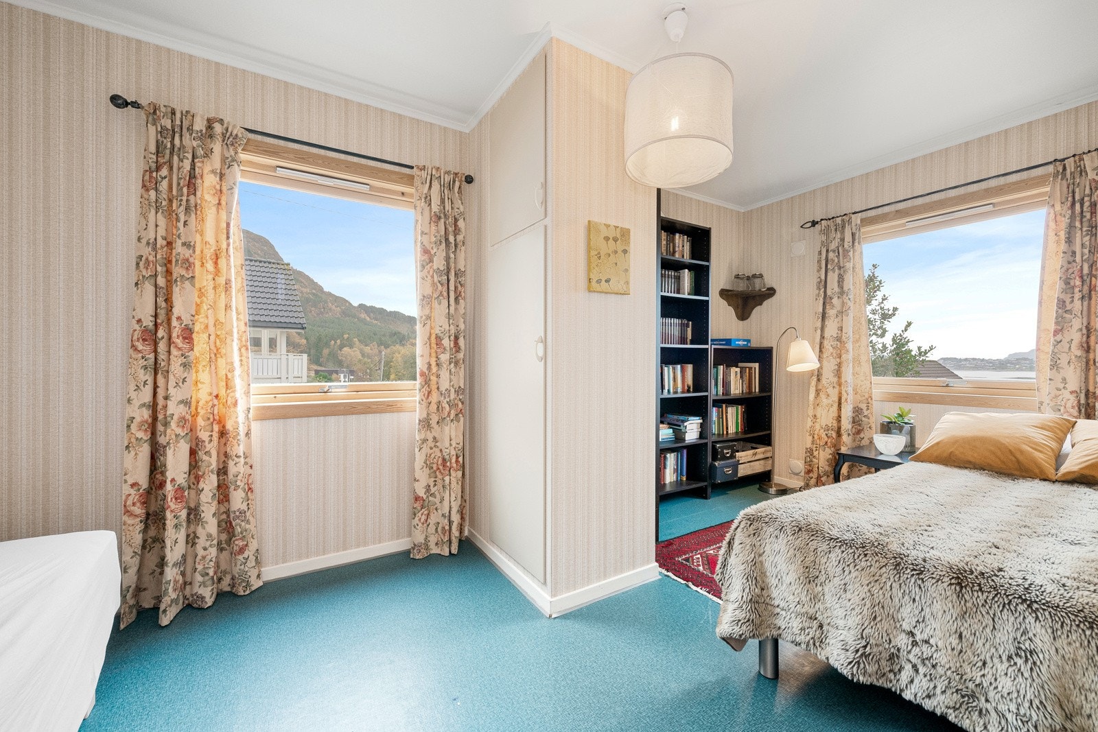 Soverom nr 2 i hovedetasje med vindu mot vest og mot nord, utsikt mot Ålesund. Dette var tidliger to soverom som nå er sammenslått. Galleribilde
