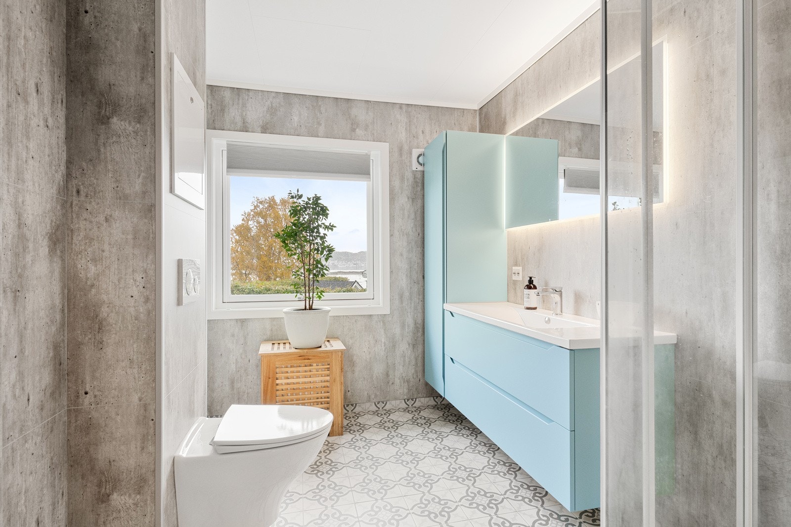 Badet har vegghengt wc og kabinett, legg også merke til det delikate gulvet. Badet er oppusset i 2020 Galleribilde