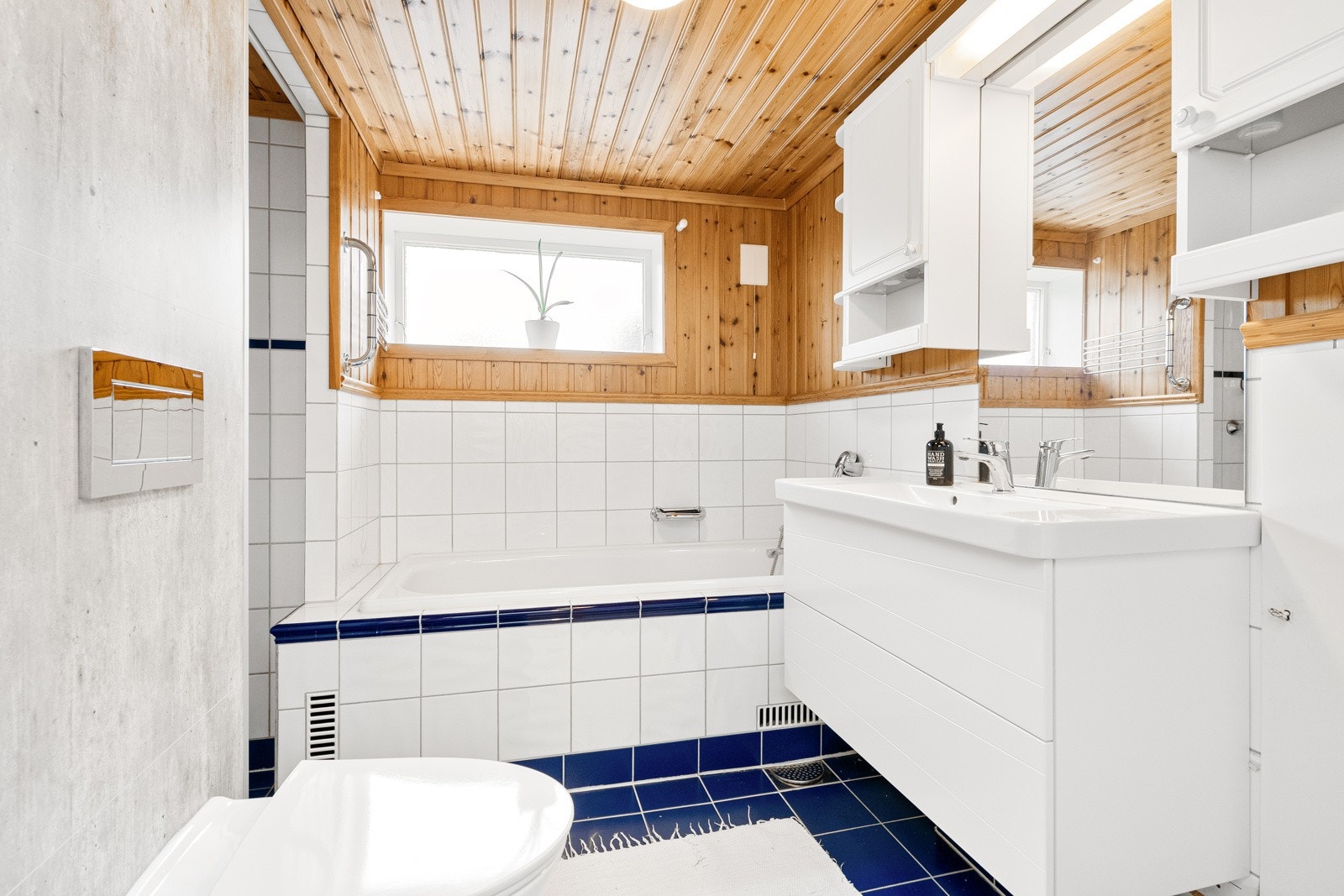 Badet i underetasjen har både varmekabler i gulv, vegghengt wc, badekar og dusjnisje, servantinnredning og WC nytt i 2020.. Galleribilde