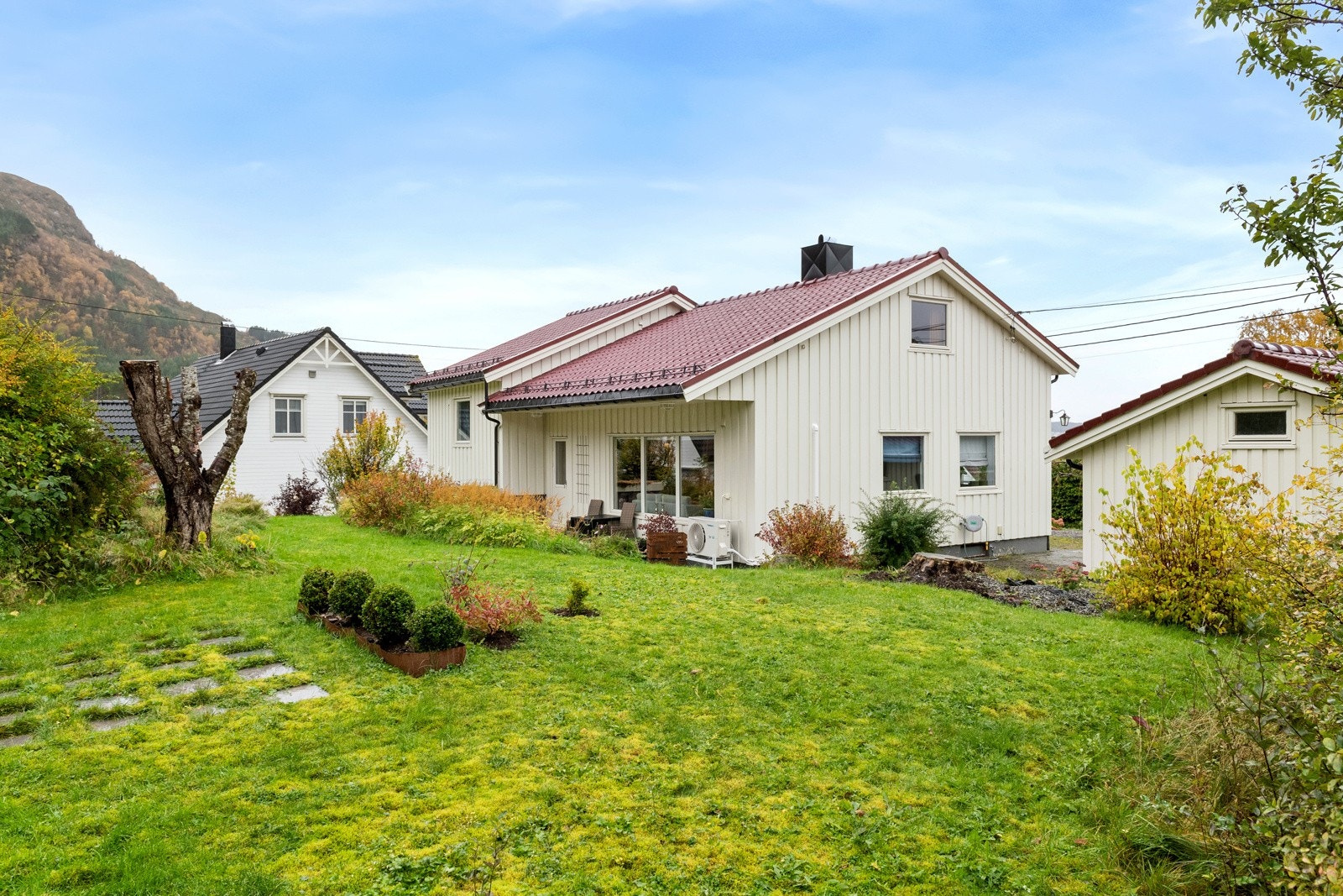 Eiendom med flott hage som har mange muligheter for beplantning, dyrking etc Galleribilde