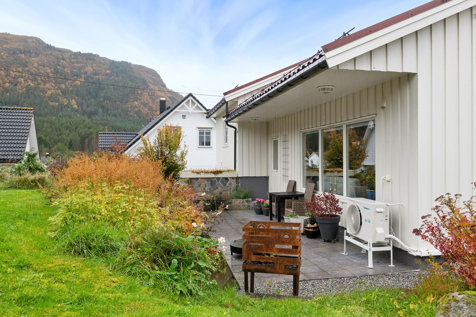 Uteplassen har tilkomst via verandadør på stue Galleribilde
