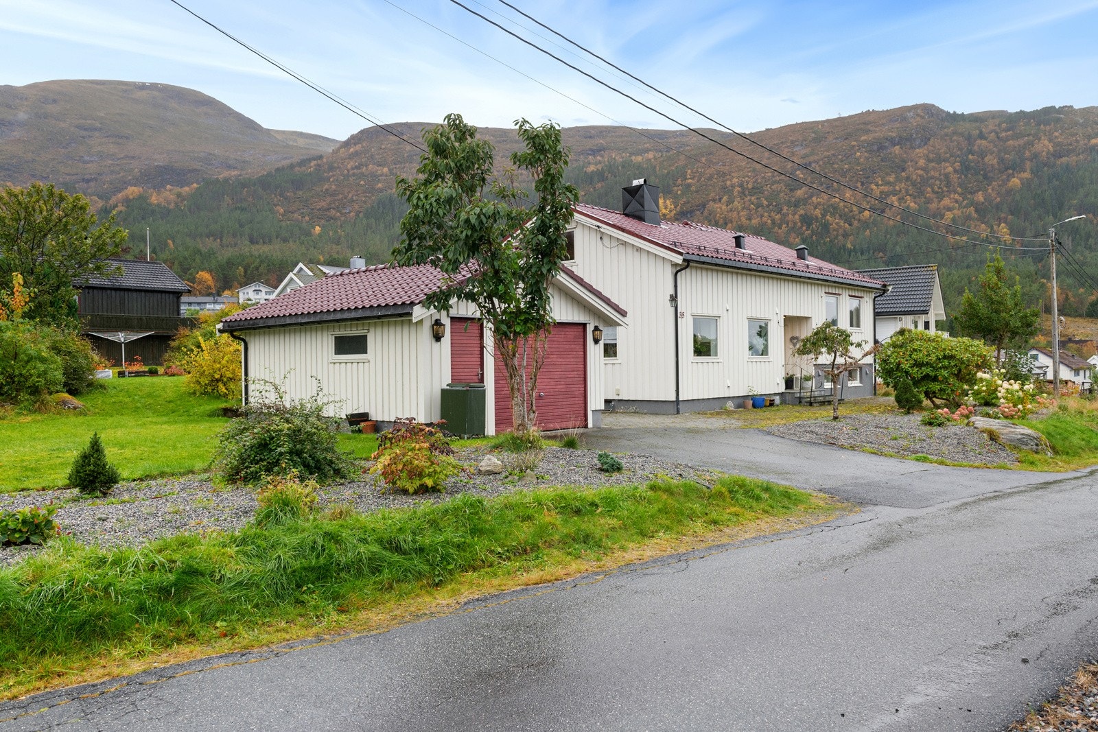 Tilkomst via asfaltert gate til flat og fin tomt på hele 1203 kvm. Bordkledning malt i 2020. Galleribilde