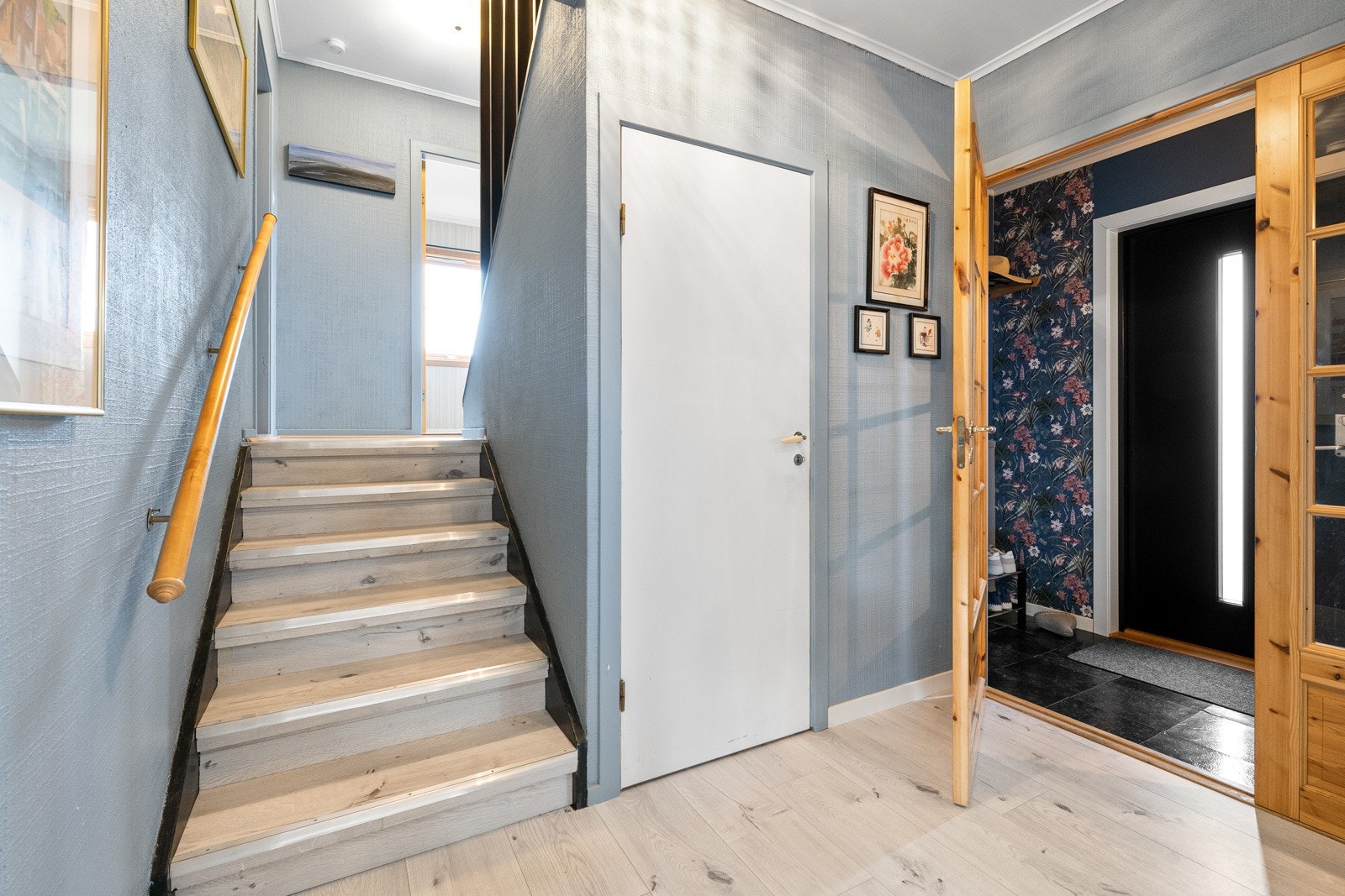 Trappegang med dør til underetasje, nye gulv og overflater Galleribilde