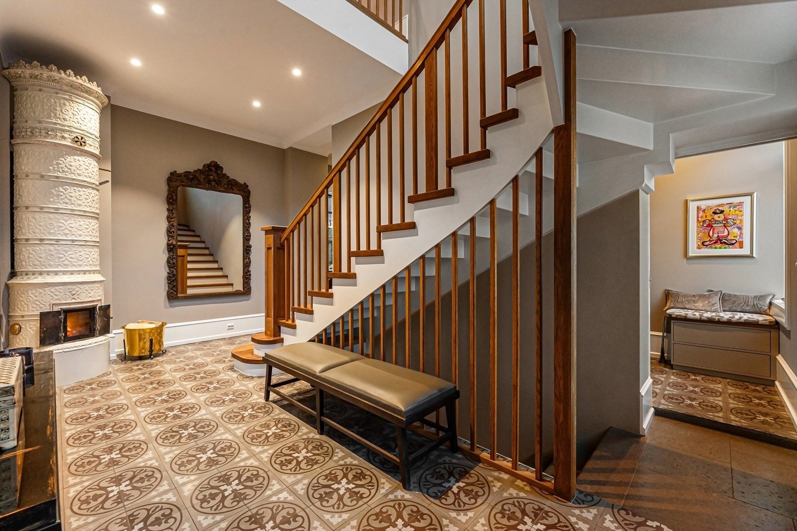 Hall med kakkelovn og garderobe Galleribilde