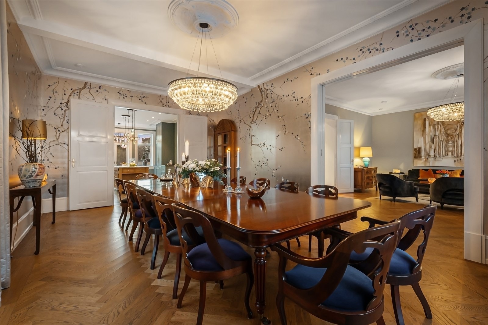 Stor spisestue med vakkert tapet - vegg i vegg med bl.a. kjøkkenet Galleribilde