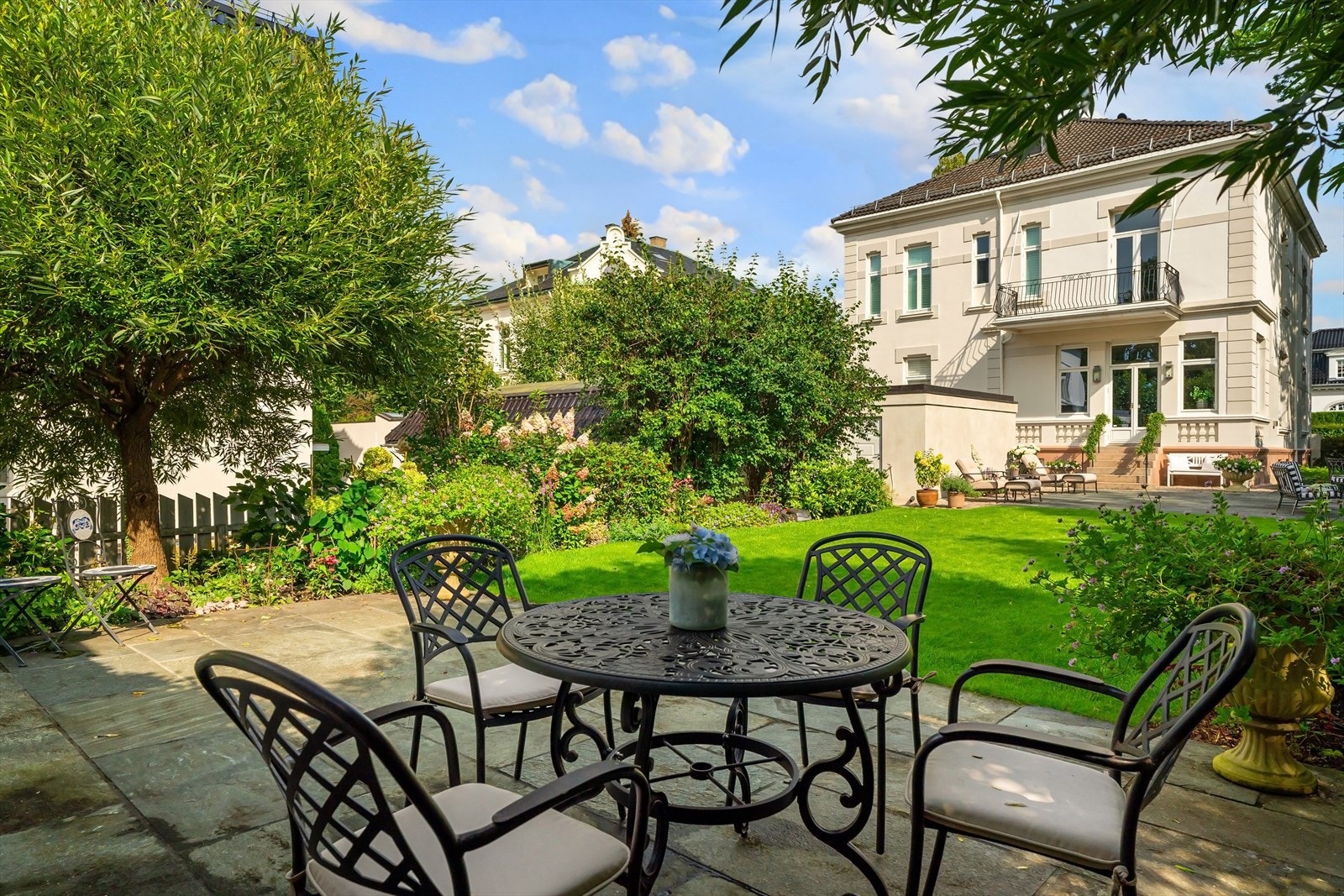 Herlig have med plen og beplantning - mulig å etablere springvann Galleribilde