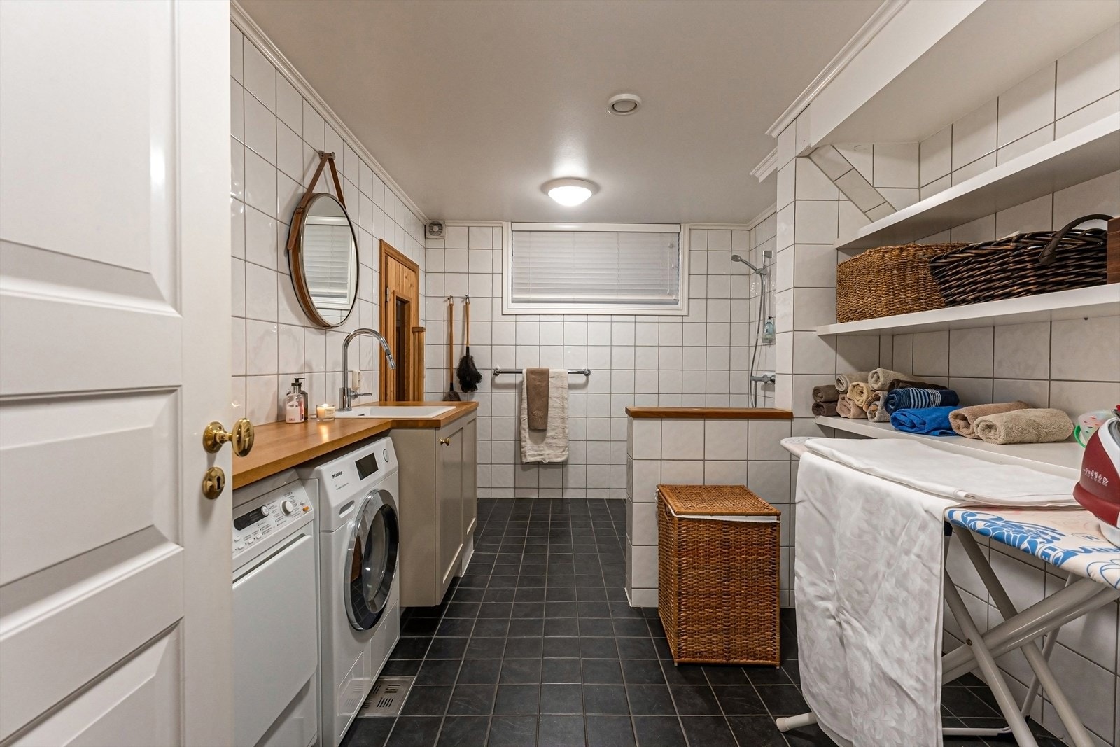 Praktisk vaskerom med dusj og wc samt inng. til badstue Galleribilde