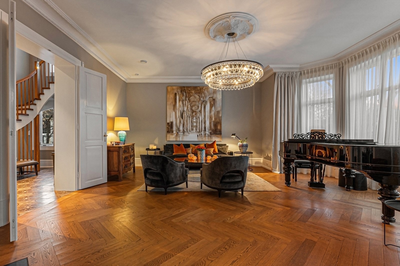 Stor stue med vakkert gulv og vannbåren varme Galleribilde