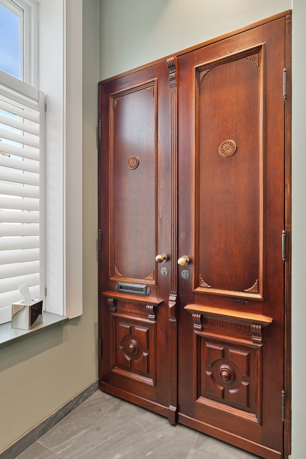 Den gamle hovedinngangsdøren i eik innsatt på badet med godt med praktisk lagring Galleribilde