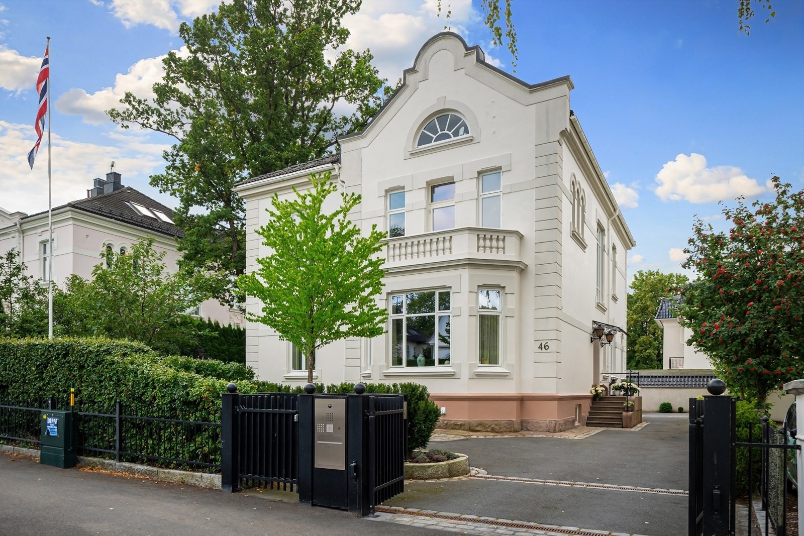 Sommerbilde - flott påkostet villaeiendom med nydelig have og dobbel garasje Galleribilde