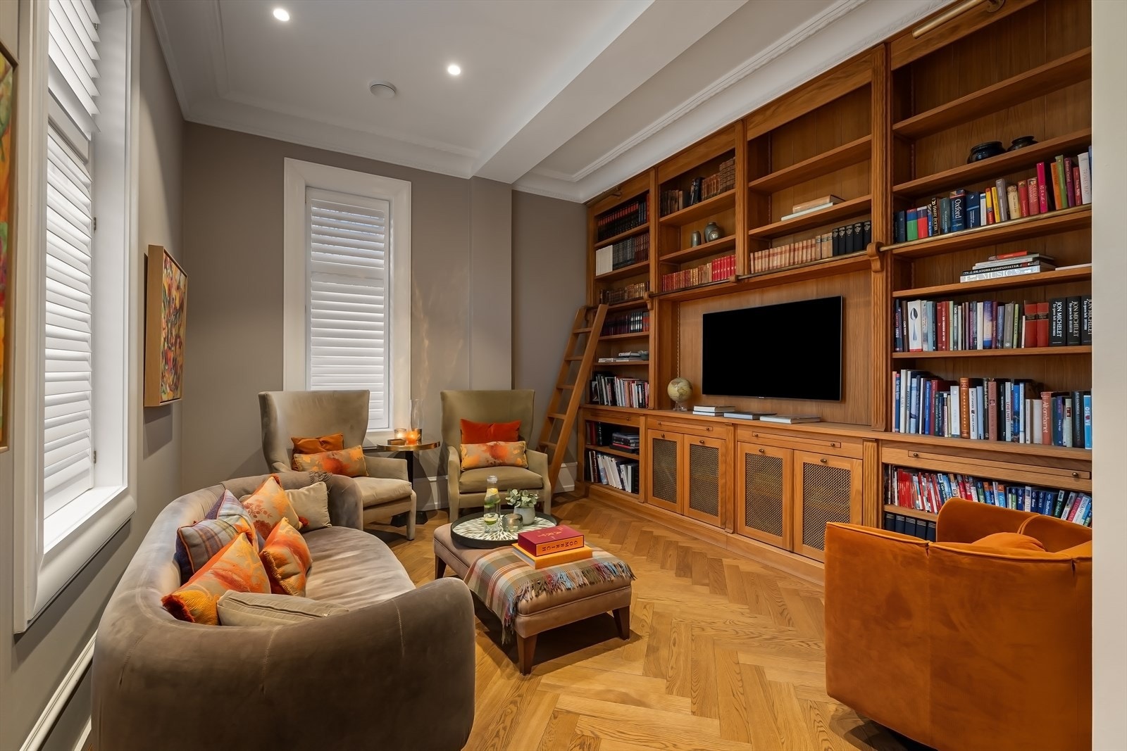 Snekkertilpasset innredning i det hyggelige biblioteket/tv-rommet Galleribilde