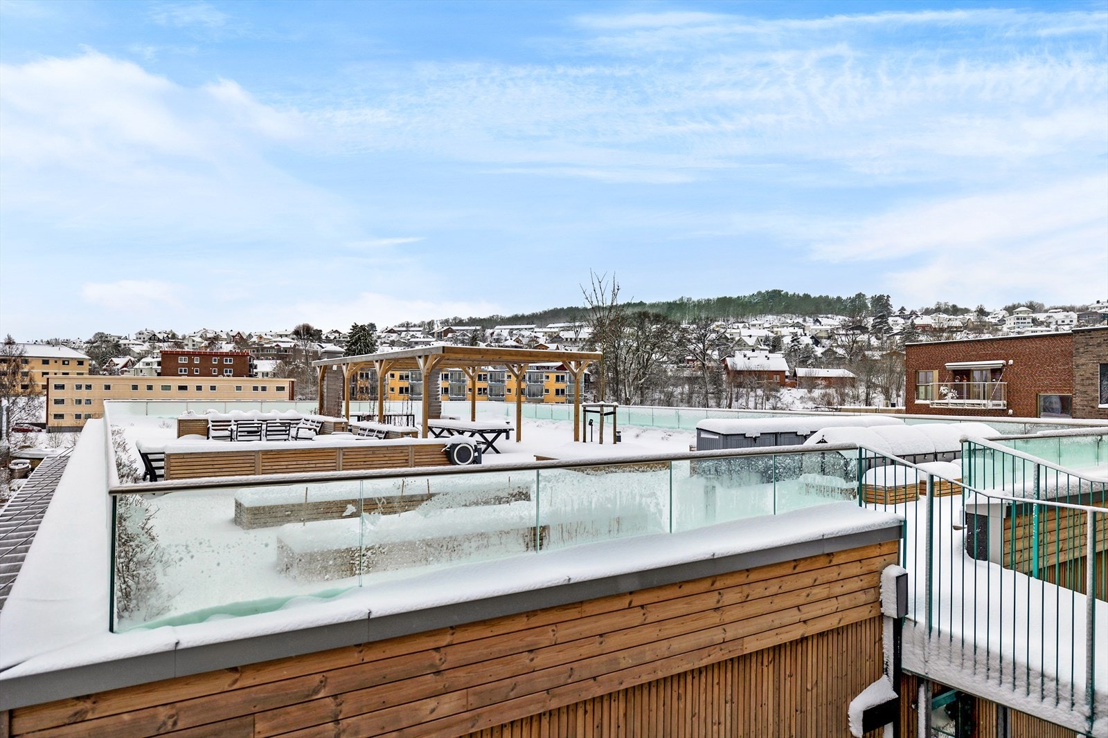 Taket på bygg mot syd er tilrettelagt som fellesområde til fri benyttelse for alle andelseiere i borettslaget. Taket består av et utekjøkken med grill, et loungeområde og et område med plantekasser. Galleribilde