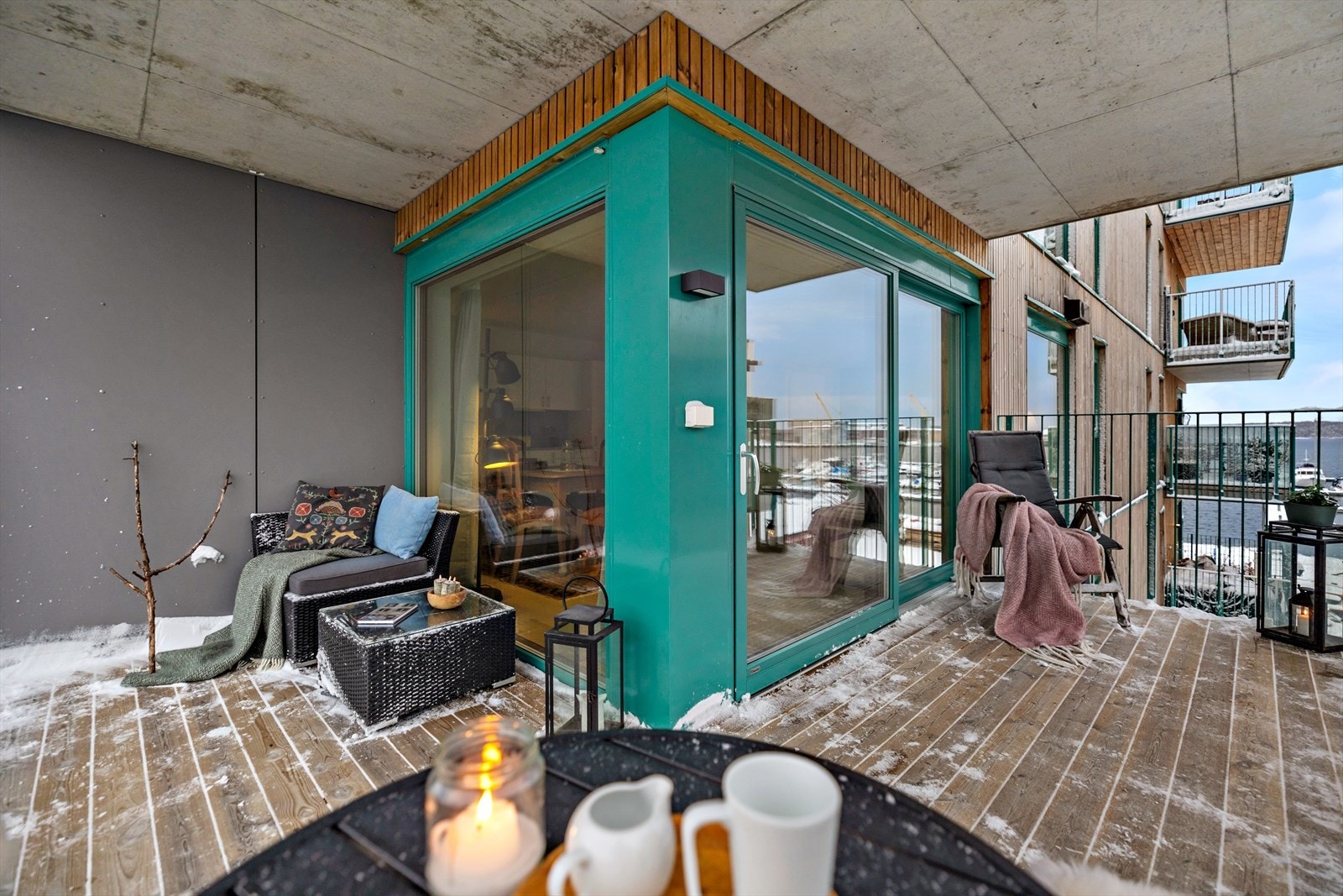 Stor solrik balkong med sjøutsikt Galleribilde