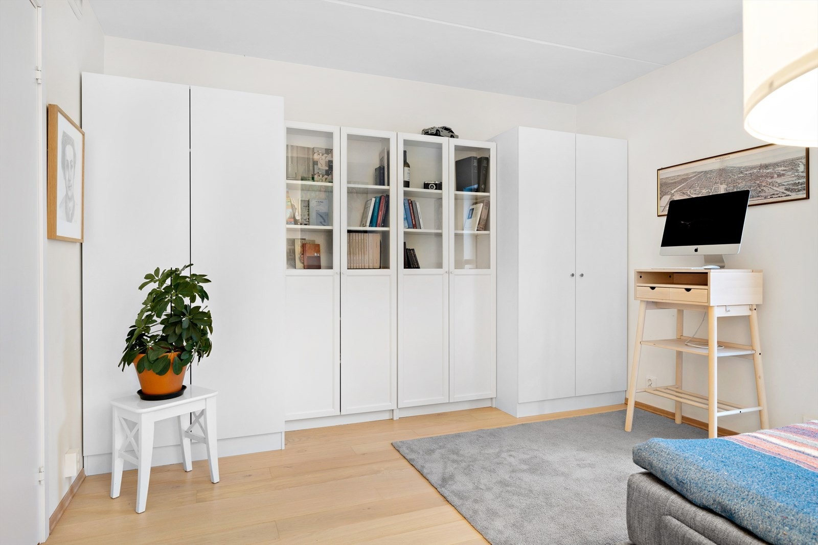 Soverommet har godt med skapplass for oppbevaring. Galleribilde