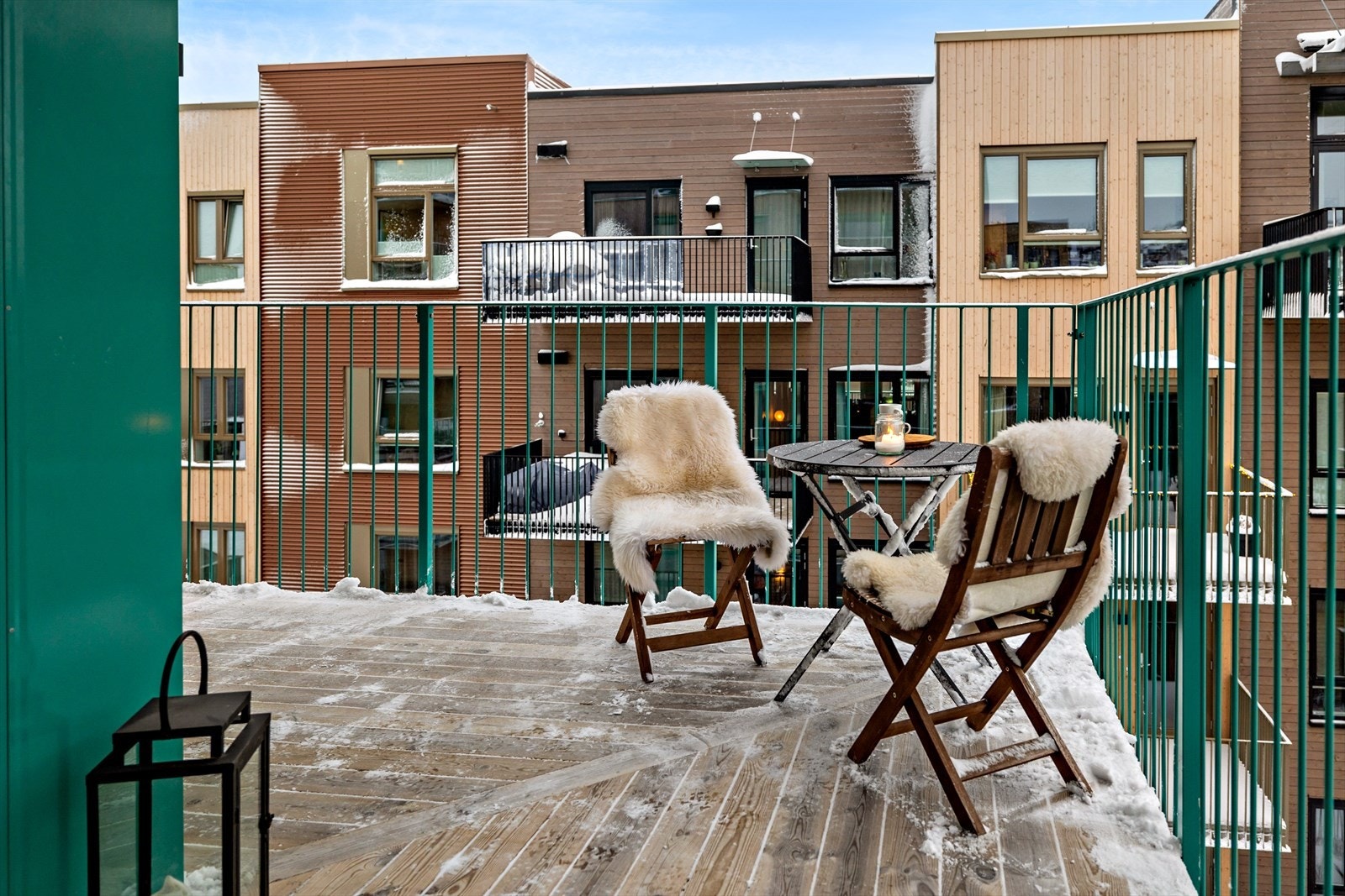 Det finnes gode kollektivtilbud i nærheten, med bussholdeplasser og enkel tilgang til Horten fergehavn, som gir forbindelse til Moss og videre transportmuligheter. Galleribilde