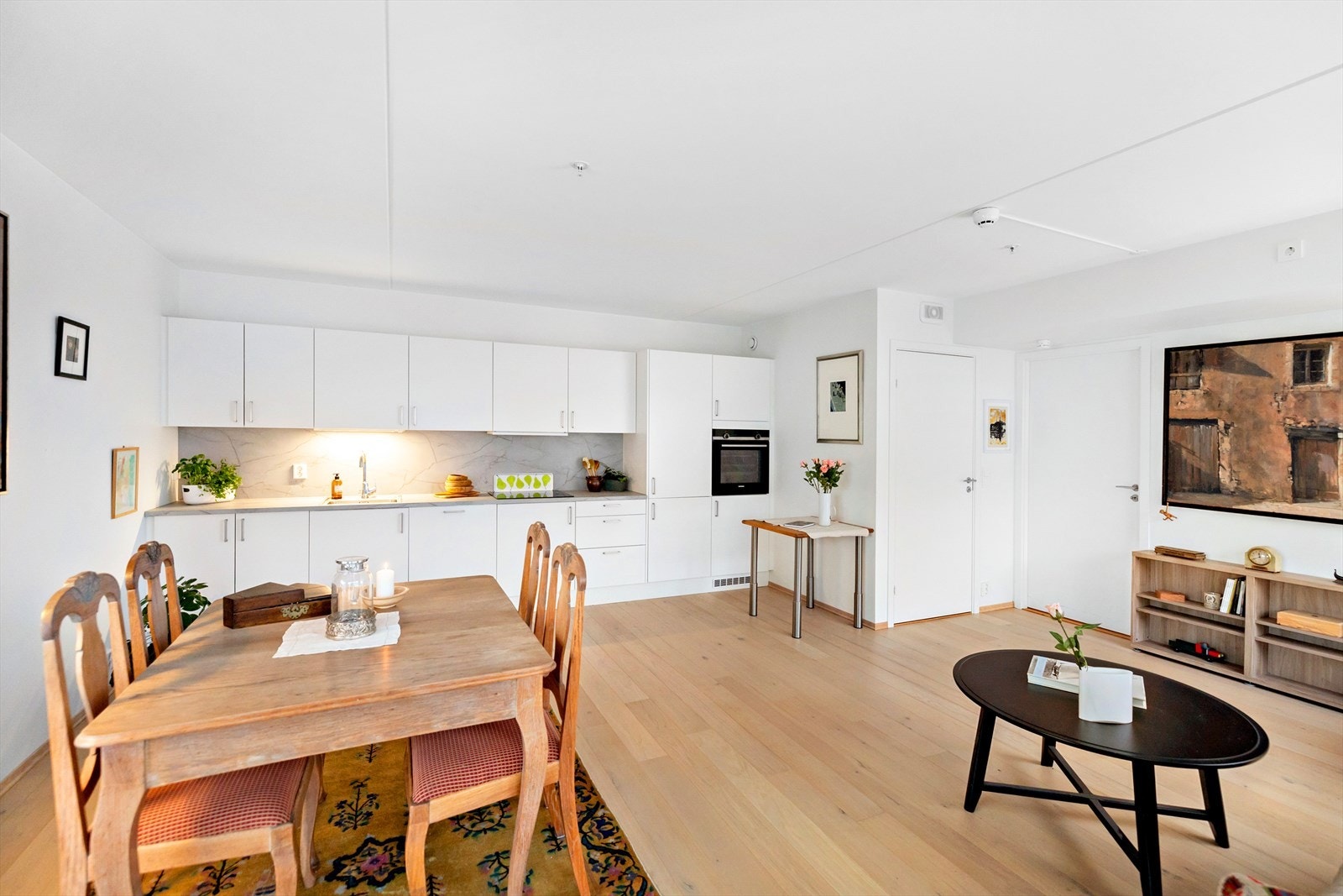 Leiligheten har en åpen stue-/kjøkkenløsning som gir et luftig inntrykk. Galleribilde