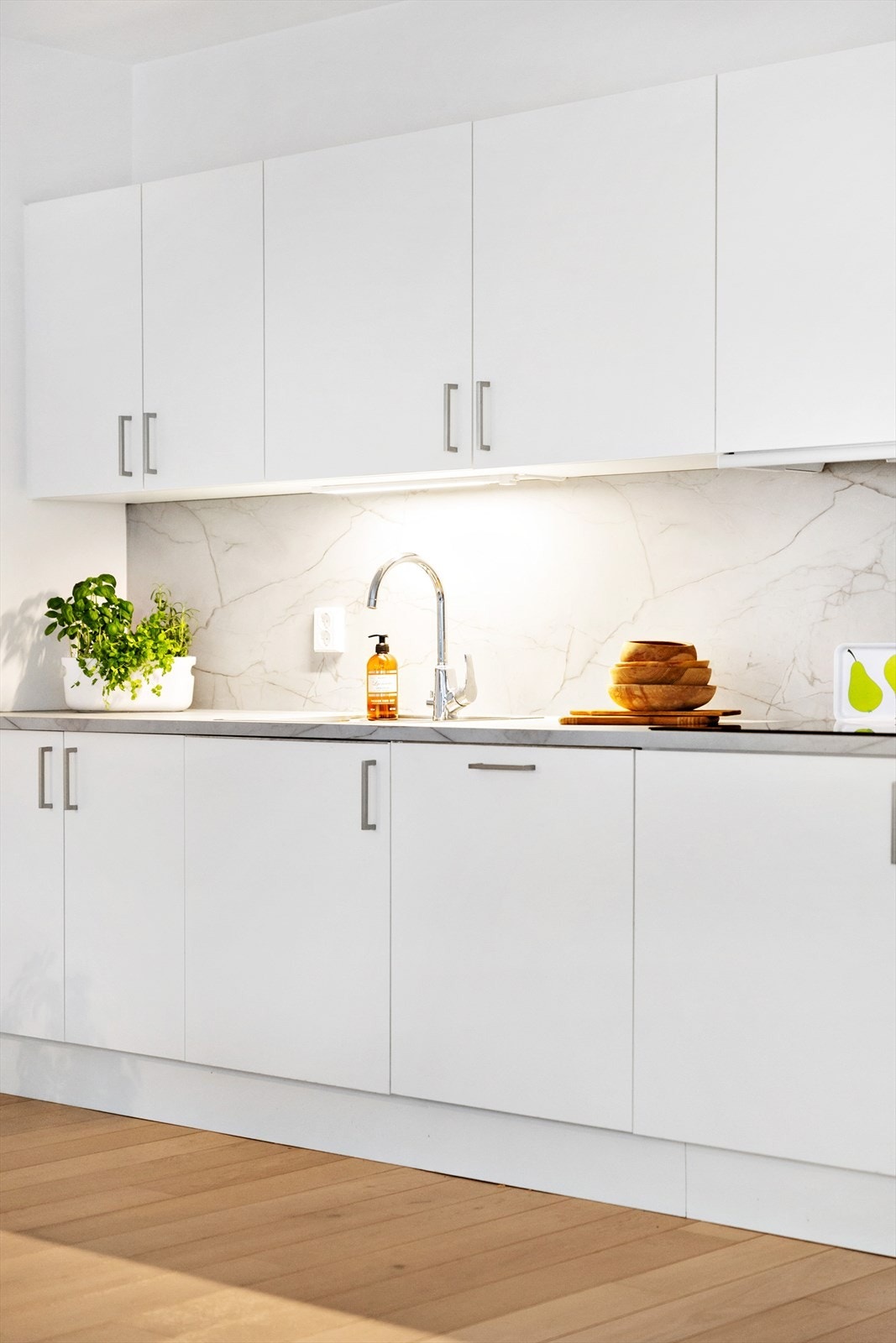 Det er godt med benkeplass på kjøkkenet. Galleribilde