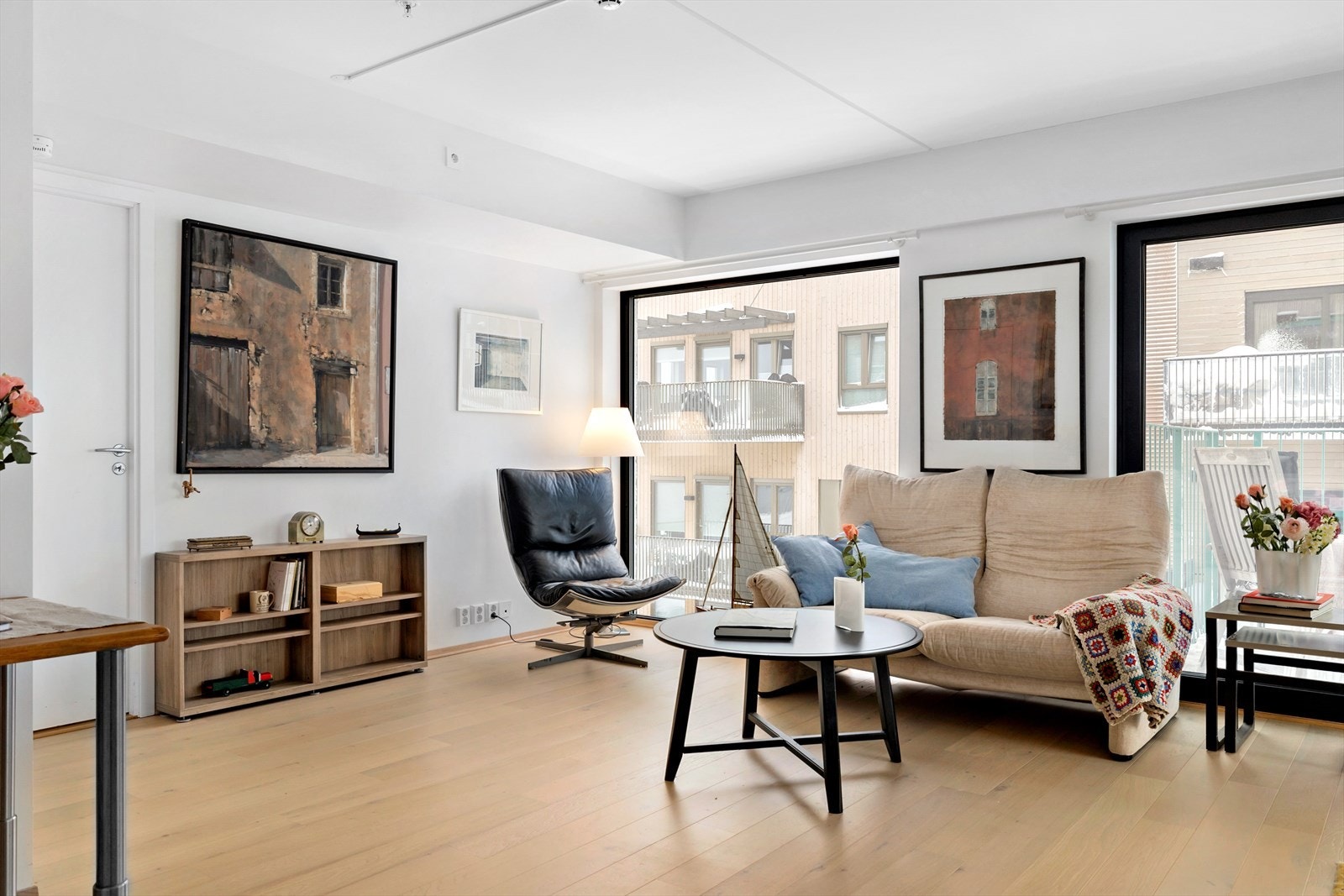 I stuen er det plass til sofagruppe og lesekrok - store flotte vindusflater gir et helt eget uttrykk Galleribilde