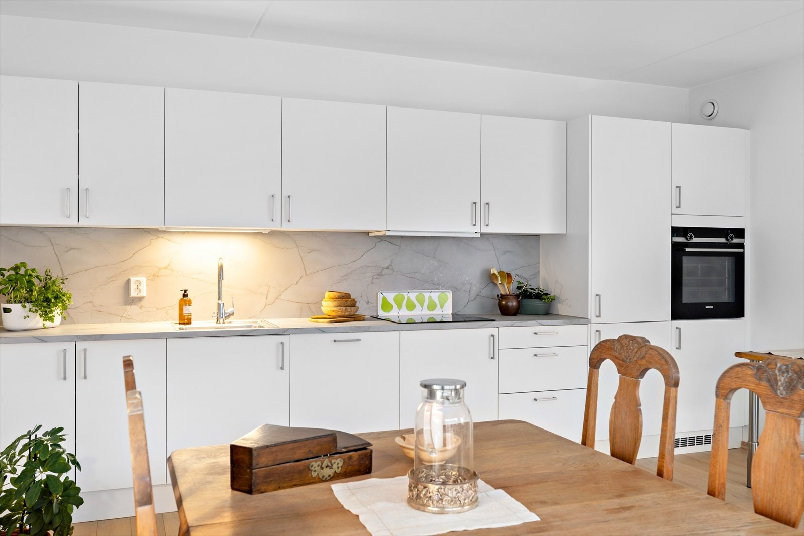 Gulvene i leiligheten er belagt med parkett og det er malte vegger. Galleribilde