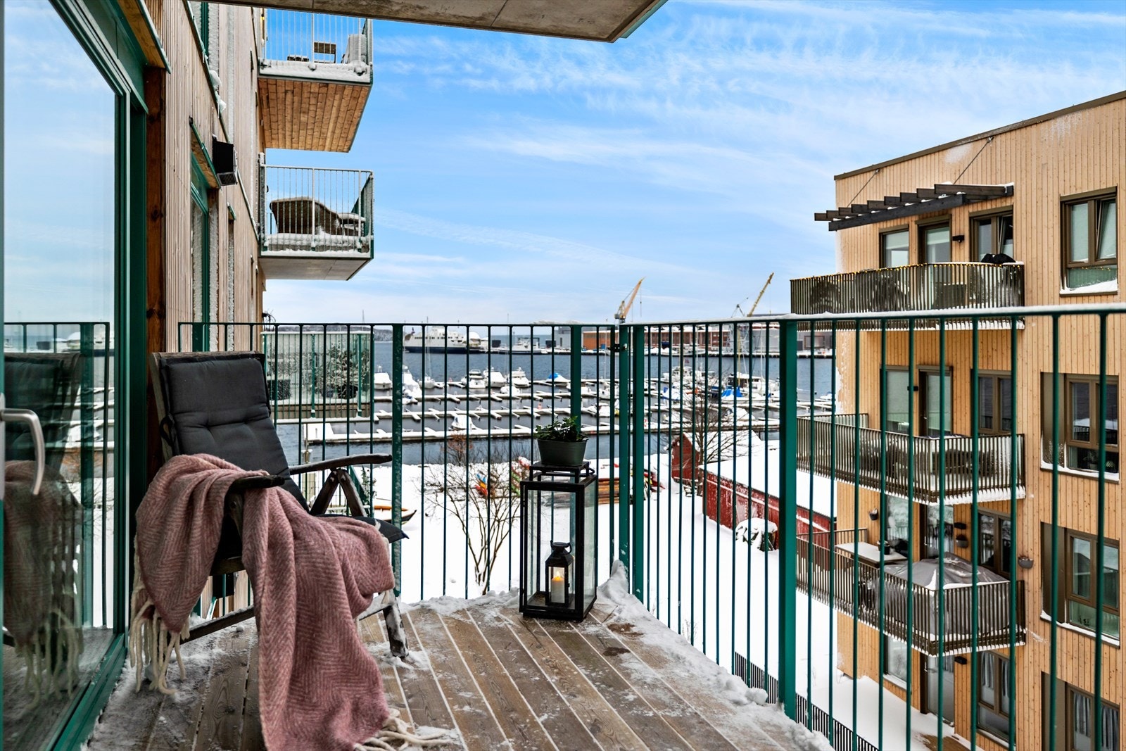 Stor balkong med flere sittesoner Galleribilde