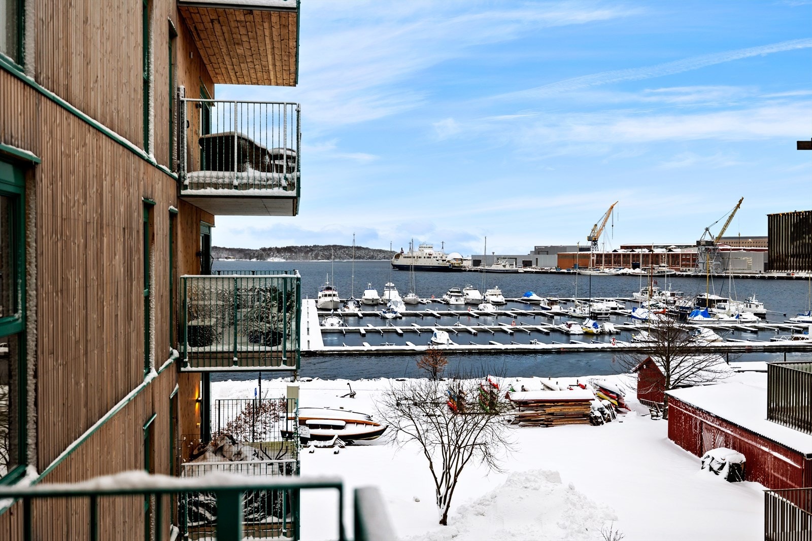 Utsikten ned til båthavna er lett å bli glad i Galleribilde