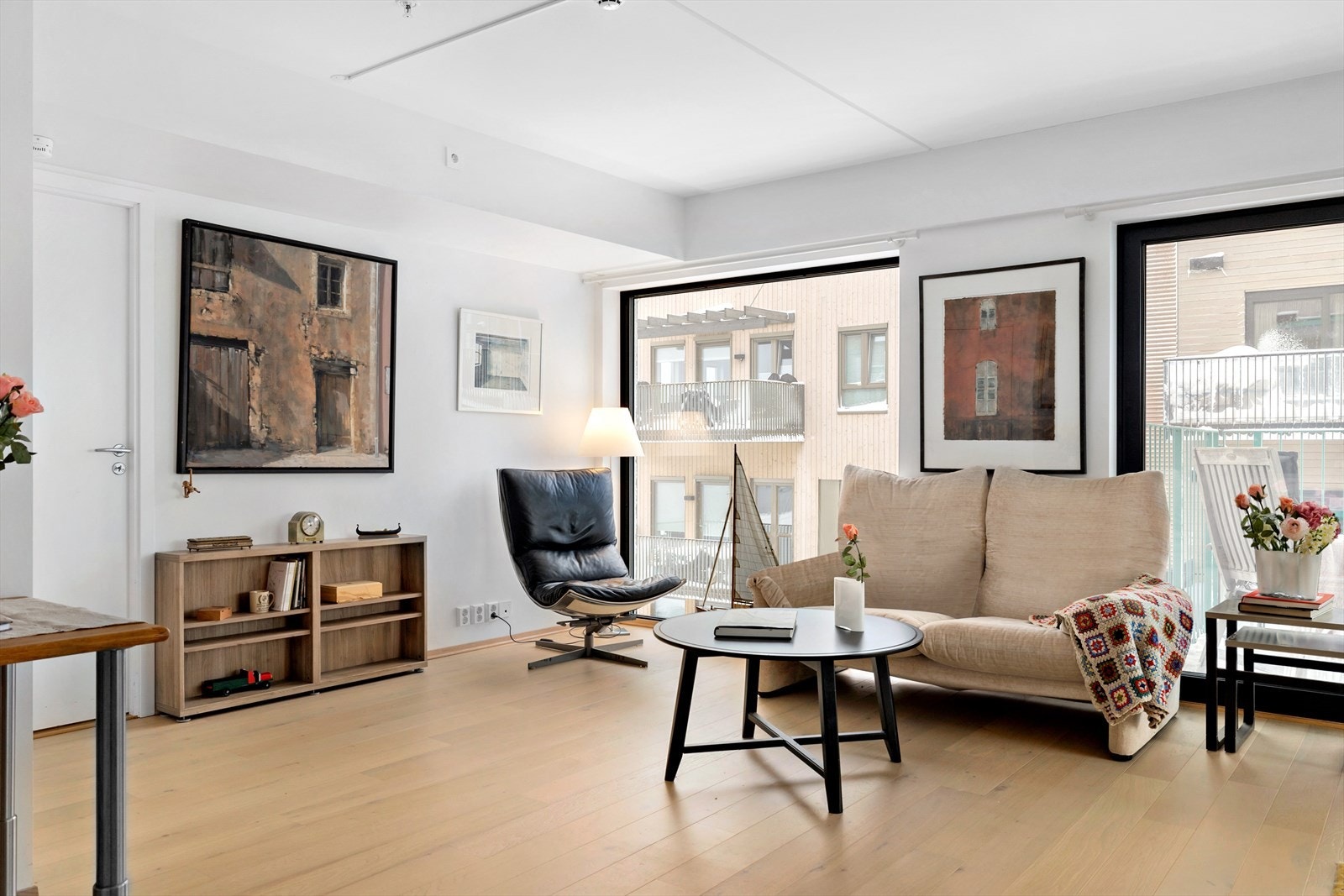 I stuen er det plass til sofagruppe og lesekrok - store flotte vindusflater gir et helt eget uttrykk Galleribilde