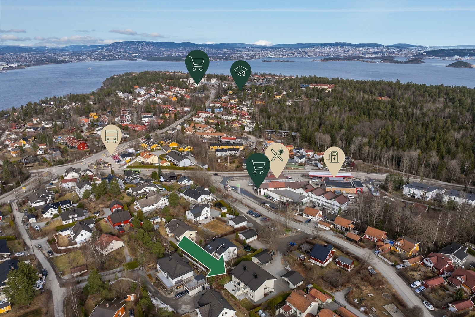 Sentral beliggende på Skoklefald med kort vei til barnehager, skoler og butikker, samt en kort busstur unna Nesoddtangen Brygge, hvor båten tar deg inn til Oslo Galleribilde