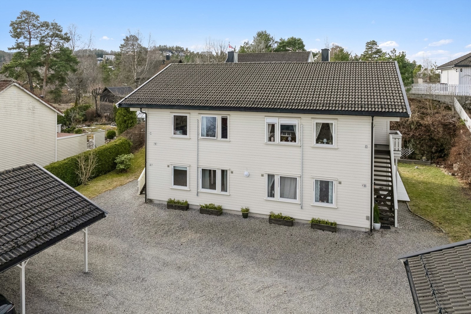 Leiligheten har egen carport og utebod ved adkomst Galleribilde