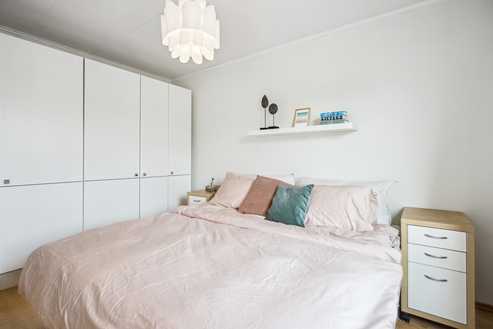 Det er stort garderobeskap med god plass til klær og sko Galleribilde