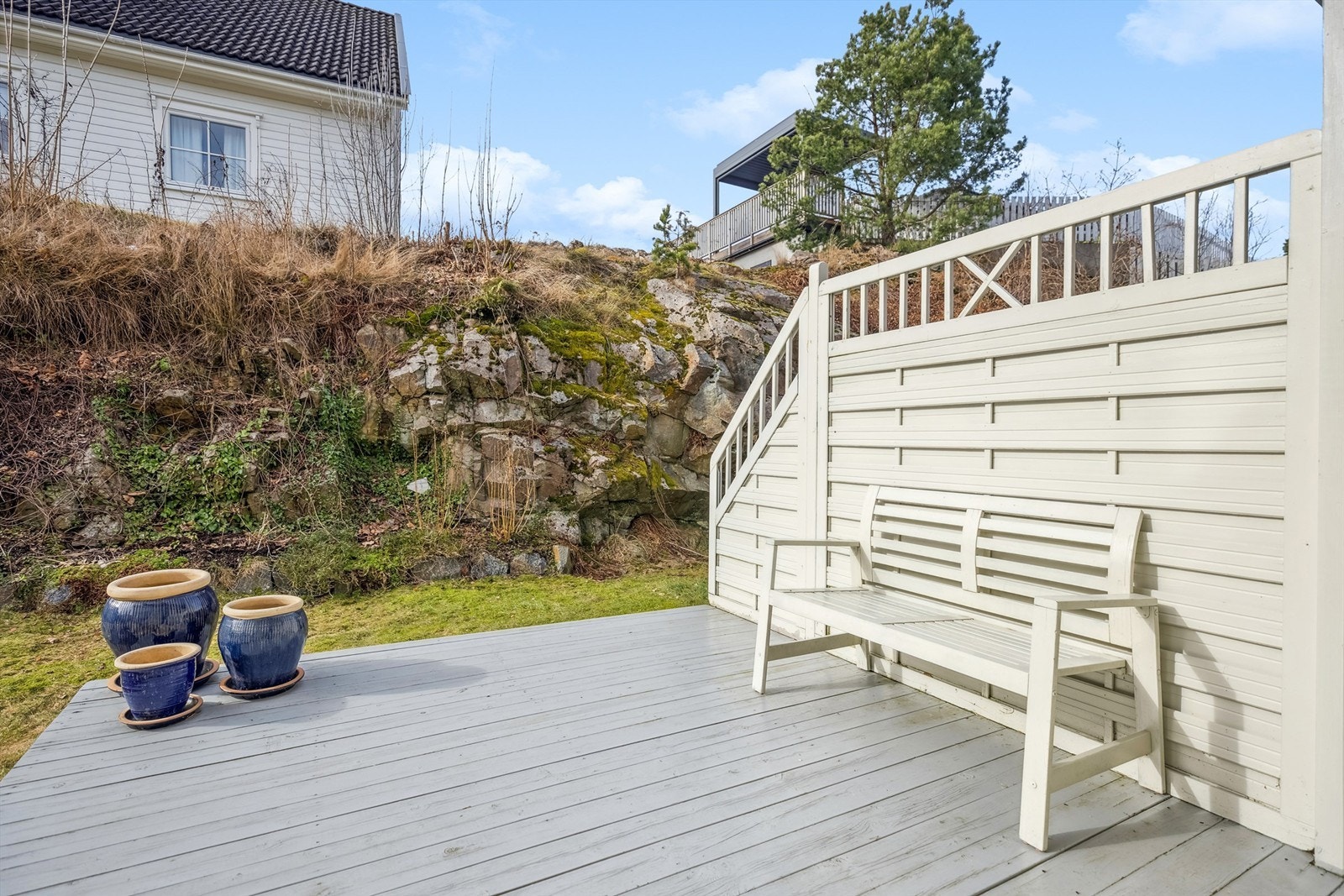 Terrassen er syd-vestvendt og har gode solforhold, og her kan man nyte solrike ettermiddager og sommerkvelder Galleribilde