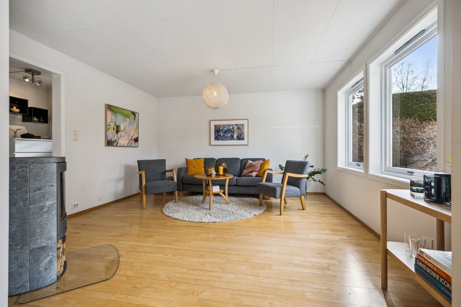 Det er gode innredningsmuligheten med plass til både sofagruppe og spisebord Galleribilde