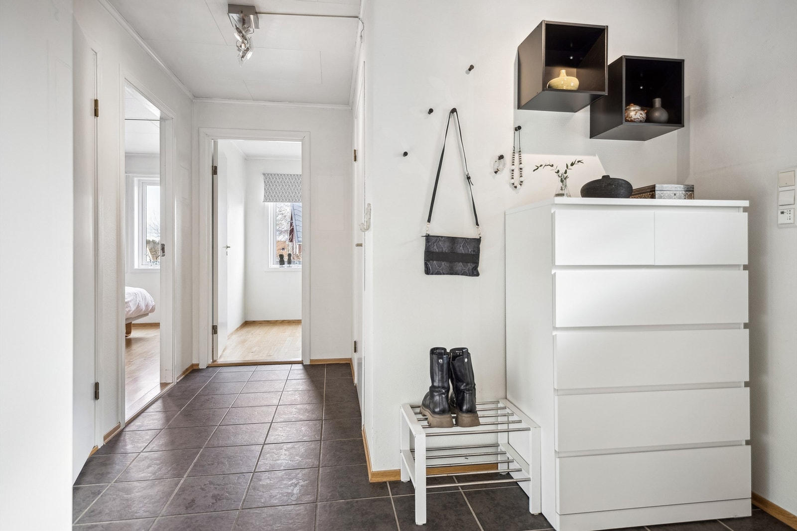 Romslig gang med videre tilgang til leilighetens to soverom, bad og teknisk rom/bod Galleribilde