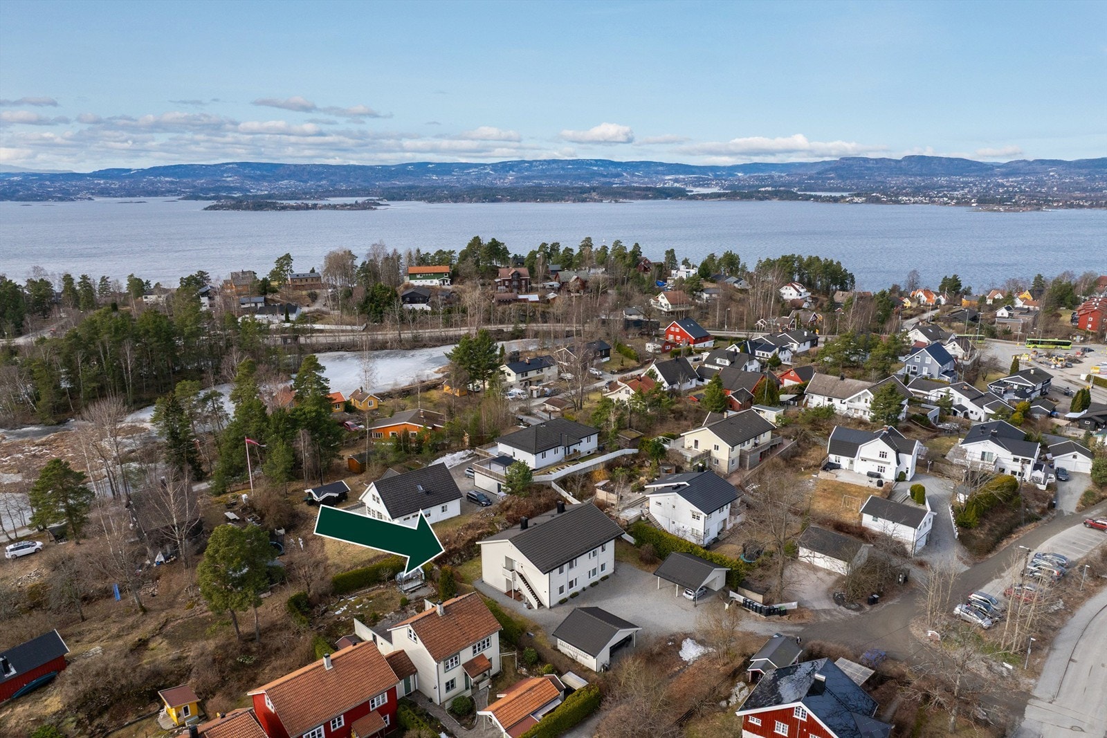 Sentral beliggenhet med gangavstand til sjøen og umiddelbar nærhet til Nesoddmarka med flotte turområder og rekreasjonsmuligheter Galleribilde