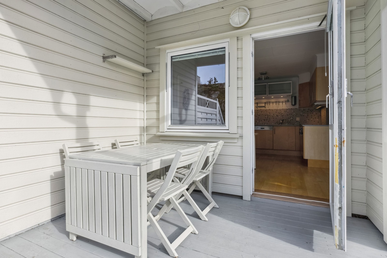 Terrassen er belagt med terrassebord, og her er det god plass til utemøbler. Deler av terrassen er overbygget så her kan man sitte tørt selv om det regner. Galleribilde