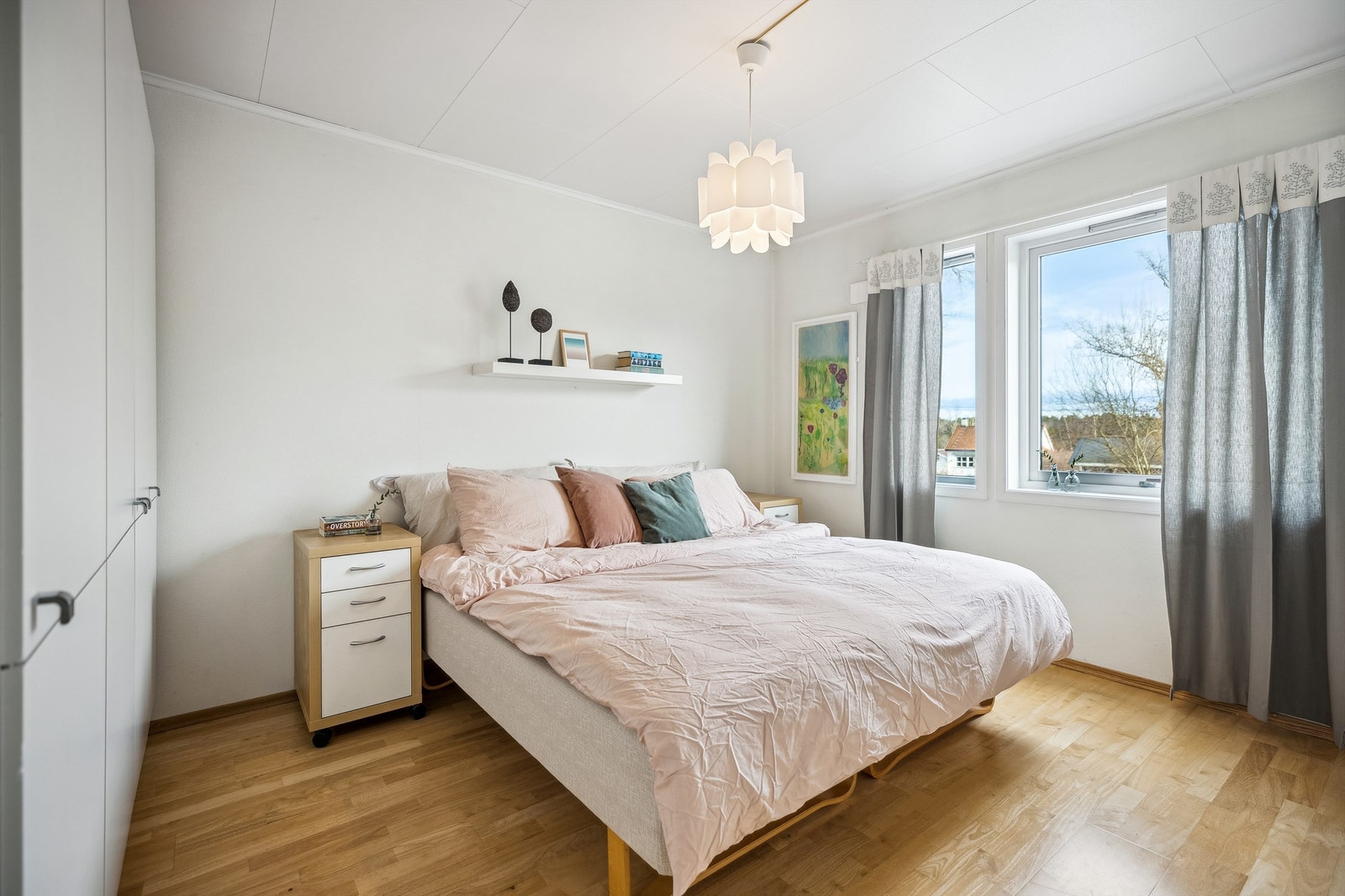 Hovedsoverommet er av god størrelse og det er god plass til dobbeltseng, tilhørende nattbord og garderobeskap Galleribilde