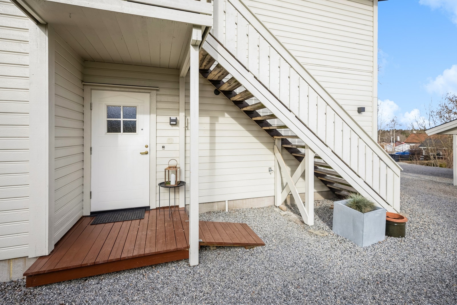 Adkomst til boligen via et hyggelig sydvendt inngangsparti Galleribilde