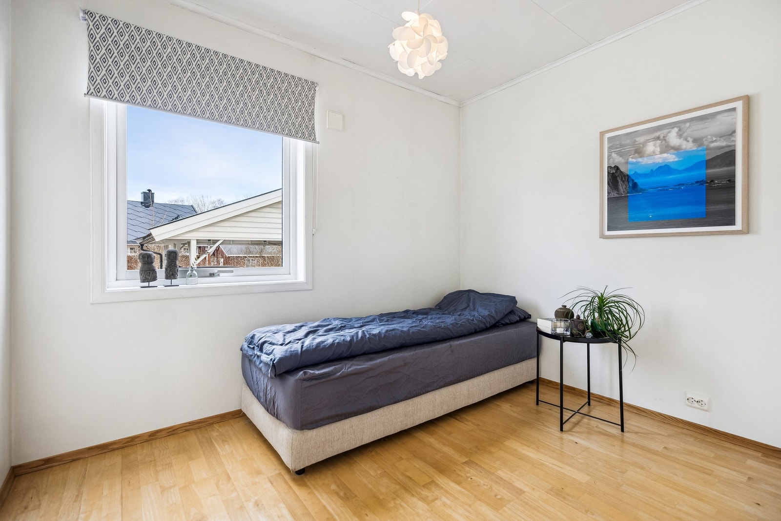 Soverom 2 er et funksjonelt og romslig soverom med plass til dobbeltseng, nattbord og garderobe Galleribilde