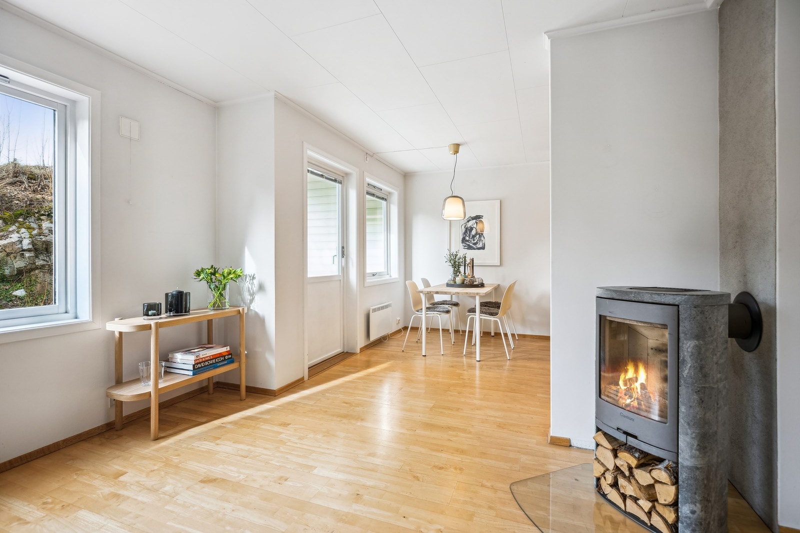 Fra stue og kjøkken er det utgang til den vestvendte markterrassen på 14 kvm, hvor du kan nyte solrike ettermiddager og sommerkvelder Galleribilde