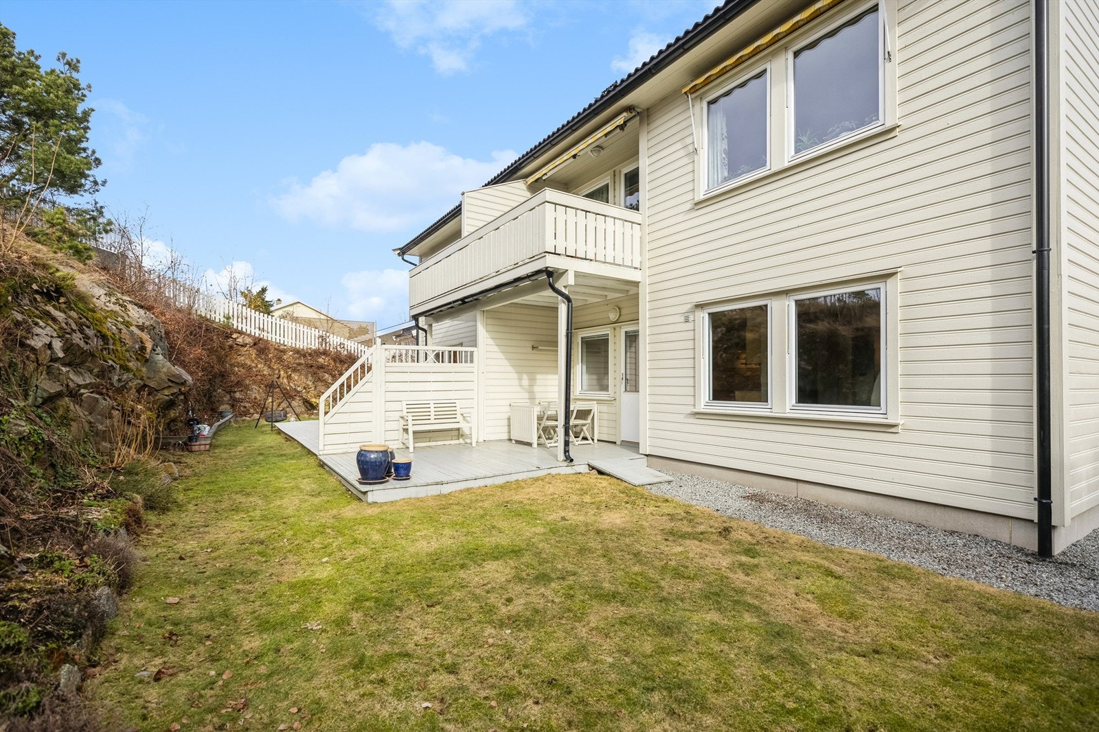 Lys og pen 3-roms leilighet med alt på en flate beliggende i 1.etasje med solrik, vestvendt markterrasse og hage Galleribilde